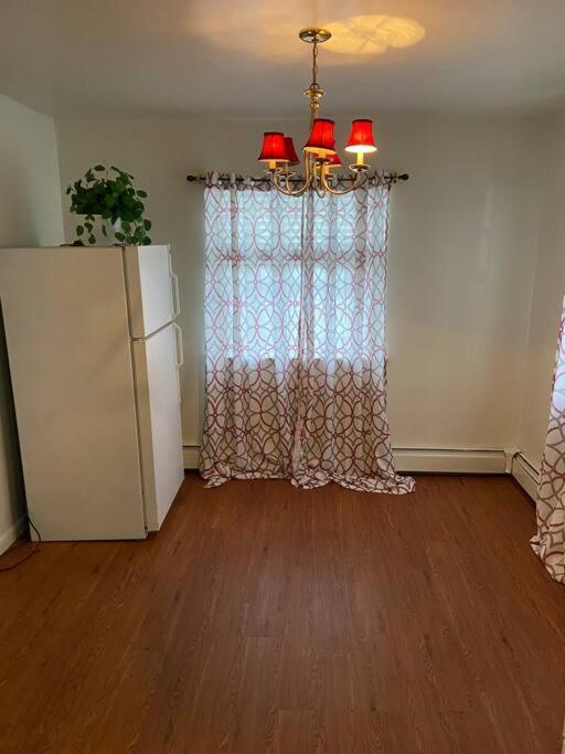 Large 3-Bedrooms/2-Bath Apt, One Block To Train New York Ngoại thất bức ảnh