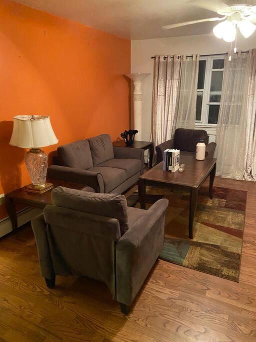 Large 3-Bedrooms/2-Bath Apt, One Block To Train New York Ngoại thất bức ảnh