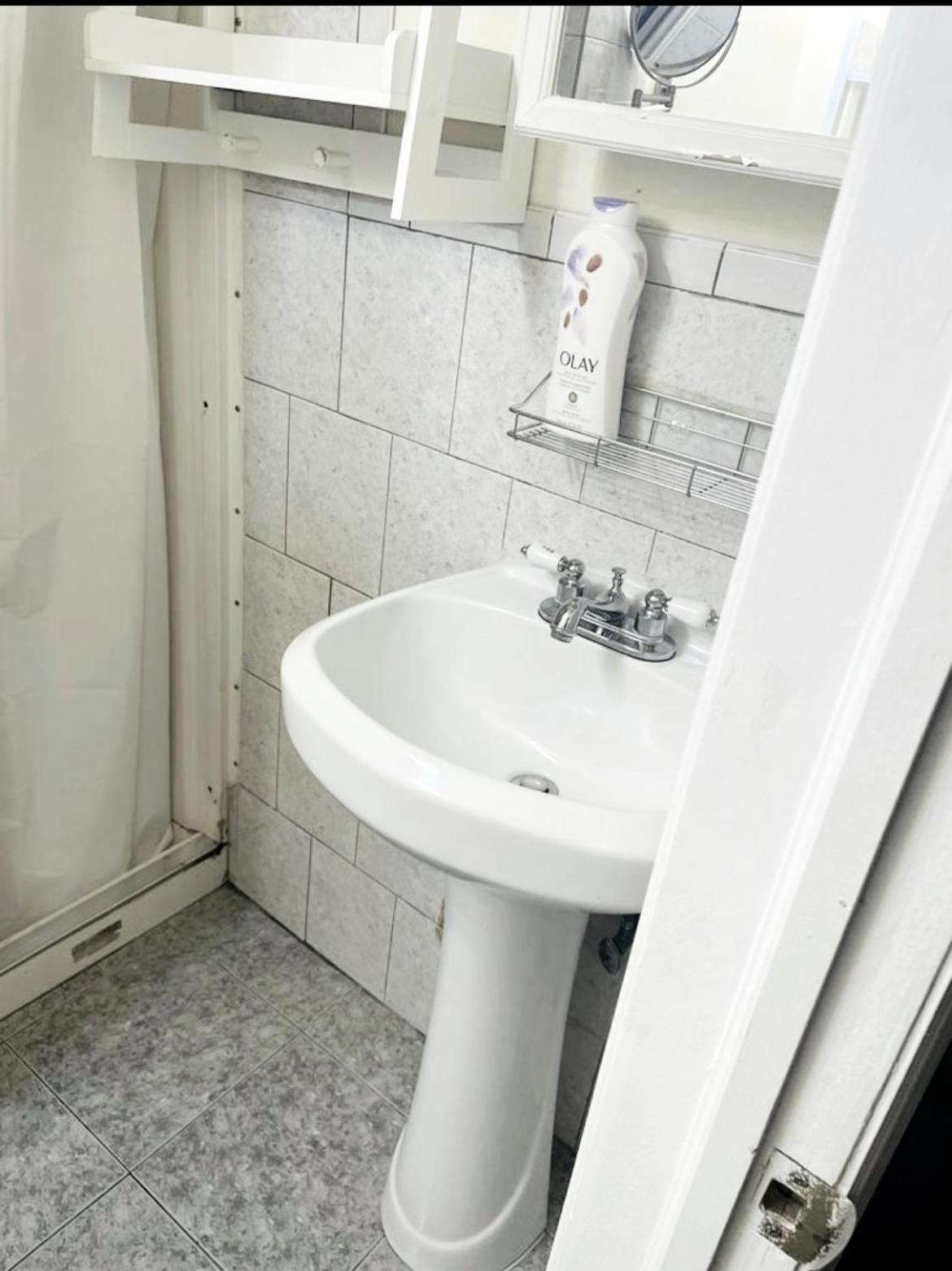 Large 3-Bedrooms/2-Bath Apt, One Block To Train New York Ngoại thất bức ảnh